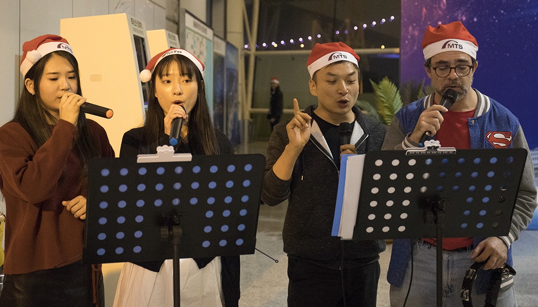 MTS y la comunidad de extranjeros de Xiamen (China) les desean feliz Navidad