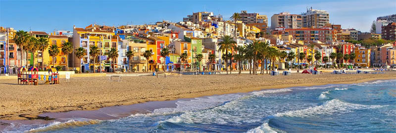 A picture of Vincente's Hometown Villajoyosa and its colorful buildings by the beach 