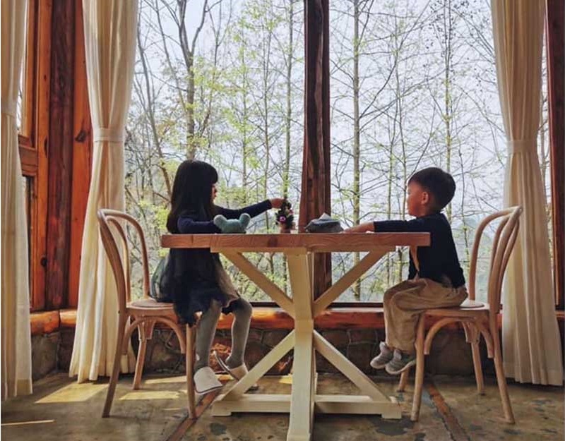 A photo of two children sitting at a table. The children are a part of the  family Ariana lived with in Hangzhou. 